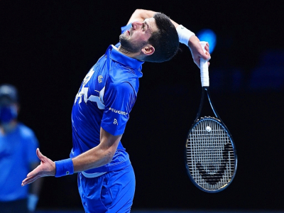 Novak Djokovic au service face à l'Argentin  Diego Schwartzman au Masters final de Londres, le 6 novembre 2020 - Glyn KIRK [AFP]