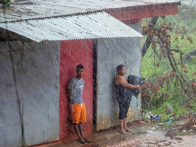 Des habitants de Bilwi, au Nicaragua, se préparent à évacuer à l'approche de l'ouragan Iota, le 16 novembre 2020 - STR [AFP]
