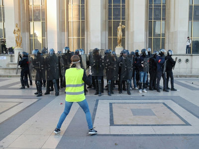 Un "gilet jaune" filme des policiers pendant une manifestation à Paris, le 23 février 2019 - Zakaria ABDELKAFI [AFP/Archives]
