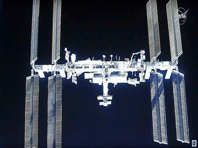 Une image de la NASA montre la Station spatiale internationale, à laquelle la capsule Dragon de SpaceX avec quatre astronautes à bord s'est arrimée le 17 novembre 2020 - Agustin PAULLIER [NASA TV/AFP]