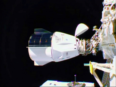 Une image de la NASA montre la capsule Dragon de SpaceX arrimée à la Station spatiale internationale le 17 novembre 2020 - - [NASA TV/AFP]