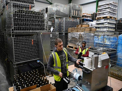 Etiquetage et emballage de bouteilles de vin "English Nouveau", le 12 novembre 2020 - DANIEL LEAL-OLIVAS [AFP]