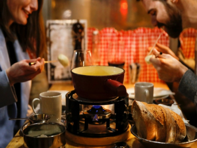 Un couple déguste une fondue au restaurant Marzilibruecke de Berne, le 16 novembre 2020 - STEFAN WERMUTH [AFP]