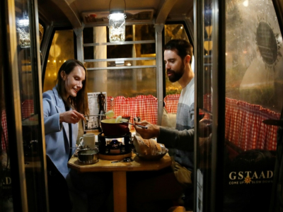 Un couple déguste une fondue au restaurant Marzilibruecke de Berne, le 16 novembre 2020 - STEFAN WERMUTH [AFP]