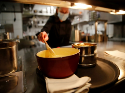 Une fondue en préparation au restaurant Marzilibruecke de Berne, le 16 novembre 2020 - STEFAN WERMUTH [AFP]