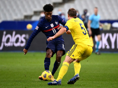 L'attaquant français Kingsley Coman (g) marque un but lors du match de groupes de la Ligue des Nations face à la Suède, au Stade de France, le 17 novembre 2020 - FRANCK FIFE [AFP]