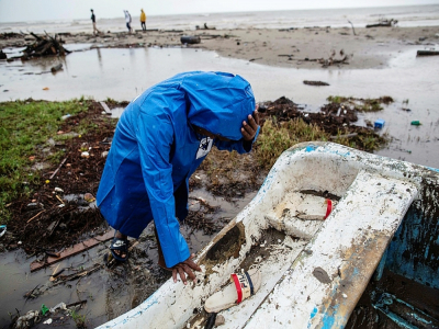 Un pêcheur pousse son bateau dans une zone frappée par l'ouragan Iota à Bilwi (Nicaragua) le 16 novembre 2020 - STR [AFP]