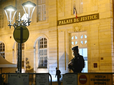 Un policier en faction devant le palais de justice de Vesoul le 17 novembre 2020 - SEBASTIEN BOZON [AFP]