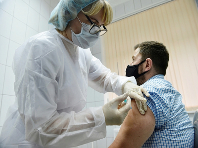 Une infirmière injecte une dose du vaccin russe Spoutnik à un volontaire, le 10 septembre 2020 à Moscou - Natalia KOLESNIKOVA [AFP/Archives]