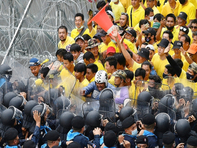 Des militants royalistes font face à la police à Bangkok le 17 novembre 2020 lors d'un rassemblement pro-démocratie - Mladen ANTONOV [AFP]