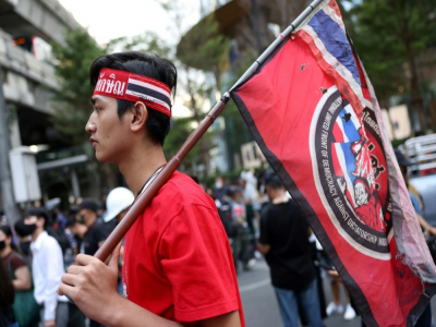 Un militant prodémocratie porte un drapeau lors de la manifestation antigouvernementale le 18 novembre à Bangkok - Jack TAYLOR [AFP]