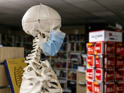 Un squelette portant un masque dans la librairie Les Volcans à Clermont-Ferrand le 16 novembre 2020 - Thierry ZOCCOLAN [AFP]