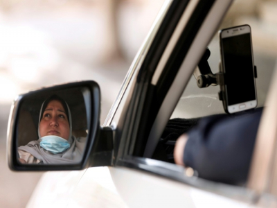 Nayla Abou Jubbah, la première femme chauffeur de taxi à Gaza conduit dans l'enclave palestinienne le 17 novembre 2020 - MAHMUD HAMS [AFP]