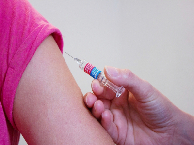 "50 % de gens vaccinés contre la Covid-19 ne seront pas suffisant", estime Alexis Hautemanière, médecin hygiéniste et épidémiologiste au centre hospitalier d'Avranches-Granville.