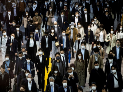 Des usagers des transports portent le masque à la gare de Shinagawa à Tokyo, le 19 novembre 2020 - Behrouz MEHRI [AFP]