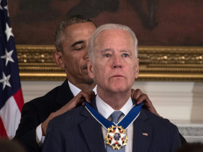 Barack Obama remettant une médaille à Joe Biden le 12 janvier 2017 - NICHOLAS KAMM [AFP]