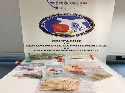 Près de 10 000 euros en espèce ont été découverts lors des perquisitions, ainsi que 300 grammes d'héroïne et 225 grammes d'herbe de cannabis. - Gendarmerie de Cherbourg-en-Cotentin