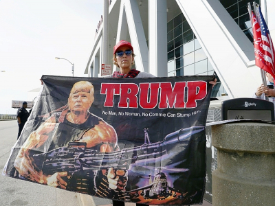 Une partisane de Donald Trump manifeste devant un centre de dépouillement à Atlanta en Géorgie le 5 novembre 2020 - Tami Chappell [AFP]