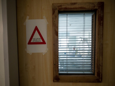 La porte de la chambre d'un patient atteint du Covid-19 à l'hôpital Emile-Muller de Mulhouse le 17 novembre 2020 - PATRICK HERTZOG [AFP]