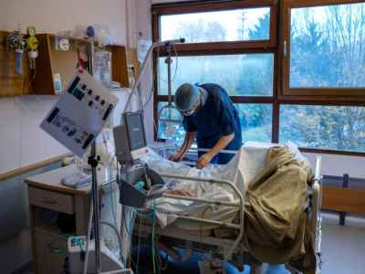 Le docteur Yann Groc du service de gériatrie de l'hôpital Emile-Muller de Mulhouse examine un patient atteint du Covid-19 le 17 novembre 2020 - PATRICK HERTZOG [AFP]