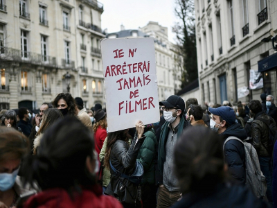 Des manifestants contre la proposition de loi "sécurité gloable" à Paris près de l'Assemblée nationale le 17 novembre 2020 - STEPHANE DE SAKUTIN [AFP]