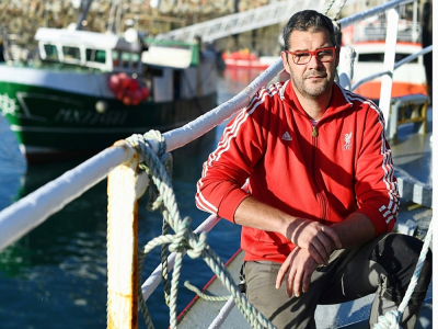 Franck Brossier pose à bord de son bateau de pêche le 12 novembre 2020 dans le port de Roscoff, en Bretagne - Fred TANNEAU [AFP/Archives]
