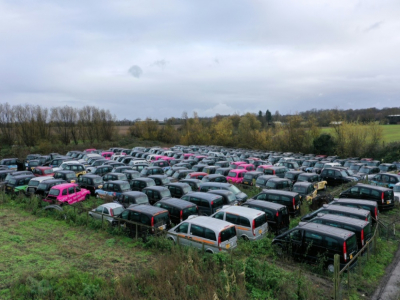 Des taxis londoniens parqués dans un champ à Epping, au nord-est de Londres, le 19 novembre 2020 - Will EDWARDS [AFP]