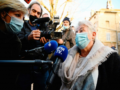 La mère de Jonathann Daval, Martine Henry (d) parle à la presse devant le palais de justice de Vesoul (Haute-Saône), le 20 novembre 2020 - SEBASTIEN BOZON [AFP]