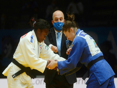 La judoka française Clarisse Agbegnenou (g) salue son adversaire, l'Autrichienne Magdalena Krssakova, en finale du Championnat d'Europe, à Prague, le 20 novembre 2020 - Michal Cizek [AFP]