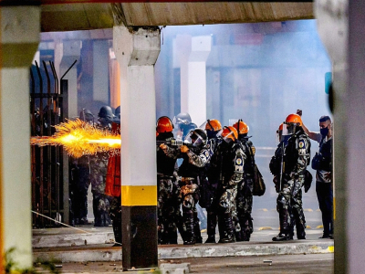 Affrontements entre policiers militaires et manifestants après la mort d'un Noir roué de coups par des agents de sécurité, à Porto Alegre, sud du Brésil, le 20 novembre 2020 - SILVIO AVILA [AFP]