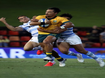 Les Argentins Matias Orlando (d) et Emiliano Boffelli tentent de plaquer l'Australien Jordan Petaia, lors de leur match comptant pour la 4e journée du Rugby Championship, le 21 novembre 2020 à Newcastle en Australie (Nouvelle-Galles du sud) - David Gray [AFP]