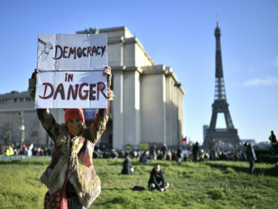 "Démocratie en danger" une manifestante contre la loi de "sécurité globale" défile à Paris, le 21 novembre 2020 - STEPHANE DE SAKUTIN [AFP]