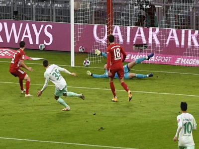 Le gardien du Bayern Manuel Neuer encaisse un but du milieu du Werder  Maximilian Eggestein, le 21 novembre 2020 à Munich - Lukas BARTH [POOL/AFP]