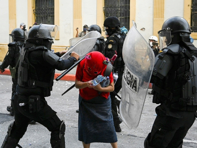 Répression d'une manifestation pour exiger la démission du président du Guatemala, dans la capitale du pays, le 21 novembre 2020. - Johan ORDONEZ [AFP]