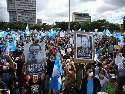 Manifestation pour exiger le départ du président Giammattei, sur la place de la Constitution, dans la ville de Guatemala, le 21 novembre 2020. - Johan ORDONEZ [AFP]