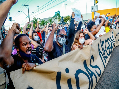 Manifestations de protestation devant un supermarché Carrefour de Porto Alegre, au Brésil, le 20 novembre 2020. - Silvio AVILA [AFP]
