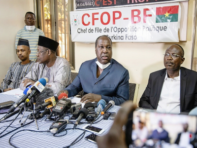 Les candidats Tahirou Barry (à gauche), Albasse Ouedraogo (au centre) et Zéphirin Diabré (à droite) donnent une conférence de presse à Ouagadougou, le 21 novembre 2020 - OLYMPIA DE MAISMONT [AFP]