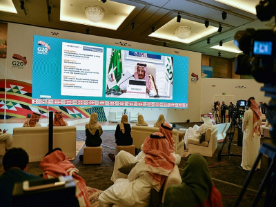 Les médias sont réunis dans un centre de presse à Riyad pour suivre les visio-conférences des dirigeants du G20, le 21 novembre 2020 - FAYEZ NURELDINE [AFP]