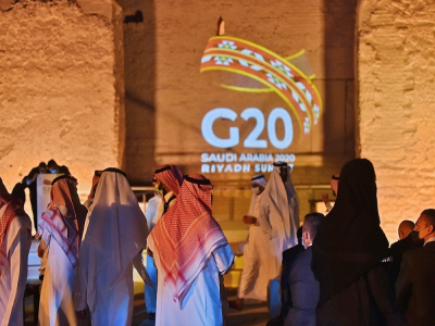 Le logo du G20 est projeté sur un site historique dans la banlieue de Riyad pour marquer l'ouverture du Sommet, le 20 novembre 2020 - FAYEZ NURELDINE [AFP]