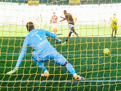 L'attaquant belge de Metz, Aaron Leya Iseka, transforme un penalty lors du match de Ligue 1 à Nantes, le 22 novembre 2020 - Damien Meyer [AFP]