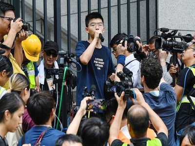Joshua Wong prend la parole pendant une manifestation devant le quartier général de la police à Hong Kong, le 21 juin 2019 - Anthony WALLACE [AFP/Archives]