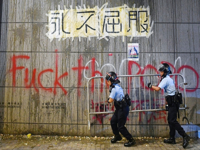 La police de Hong Kong nettoie les alentours de son quartier général pris pour cible par des manifestants pro-démocratie le 22 juin 2019 - Anthony WALLACE [AFP]