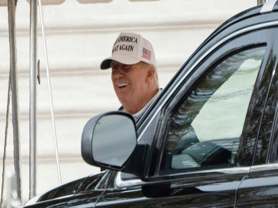 Donald Trump s'apprête à monter dans sa voiture officielle pour aller jouer au golf, le 22 novembre 2020 à Washington - ANDREW CABALLERO-REYNOLDS [AFP]