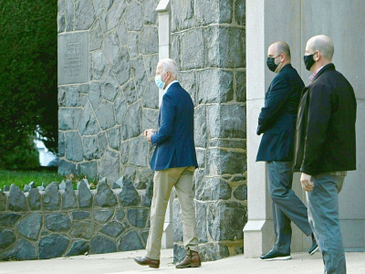 Le président-élu des Etats-Unis Joe Biden quitte l'église catholique Saint Ann à Wilmington, dans le Delaware, après avoir assisté à la messe le 21 novembre 2020 - CHANDAN KHANNA [AFP]