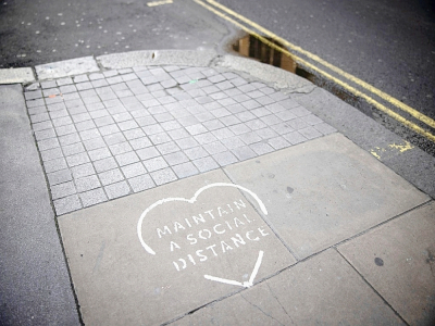 Une inscription sur un trottoir invite les passants à observer la distanciation physique, le 22 novembre 2020 à Londres - Tolga Akmen [AFP]