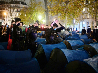 Les forces de l'ordre évacuent montent un nouveau campement de migrants place de la République, le 23 novembre 2020 à Paris - MARTIN BUREAU [AFP]