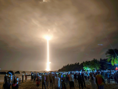 La fusée Longue-Marche 5 rocket carrying China's  transportant le module lunaire Chang'e-5 décolle du centre spatial de Wenchang, dans le sud de la Chine, le 24 novembre 2020 - STR [AFP]