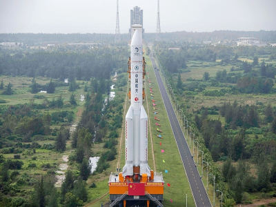 La fusée Longue-Marche 5 est acheminée vers son pas de tir sur la station spatiale de Wenchang, dans le sud de la Chine, le 17 novembre 2020 - STR, STR [AFP]