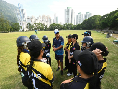Des domestiques philippines, membres de l'équipe des SCC Divas, écoutent leur coach Sher Lama (c) avant un match de cricket, le 8 novembre 2020 à Hong Kong - Peter PARKS [AFP]