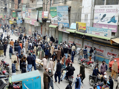 Des commerçants se rassemblent après la fermeture d'un marché par les autorités pour violation des restrictions liées à la pandémie, à Peshawar (Pakistan), le 24 novembre 2020 - Abdul MAJEED [AFP]